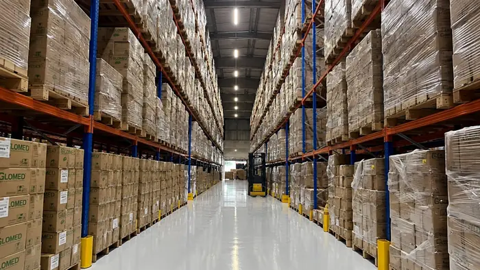 Centro de distribuição com os produtos Glomed nas prateleiras